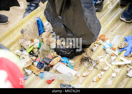 Cestino da spiaggia dopo la pulizia da volontari Foto Stock