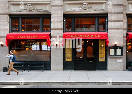 Balthazar, 80 molla St, New York, NY. esterno alla vetrina di un ristorante francese nel quartiere di SoHo di Manhattan. Foto Stock