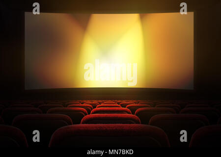 Movie Theater con fila di sedili rosso e schermo di proiezione con luci d'oro in background Foto Stock