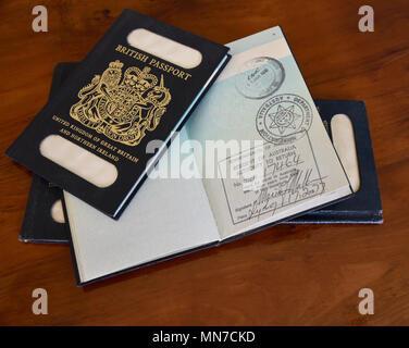 I residenti di Australia competente per riportare timbro nel passaporto britannico, poggiante sul vecchio british passaporti blu Foto Stock