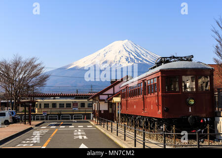 Kawaguchiko, Giappone - 12 Aprile 2016: modello Carnergie 1897 anteriore treno nella stazione di Kawaguchiko per scenario di Mt. Fuji. Foto Stock