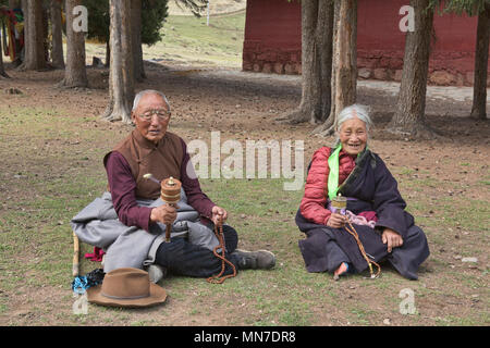 Pellegrini tibetani in Langmusi, Gansu, Cina Foto Stock