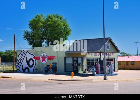 Tucumcari, New Mexico - Luglio 21, 2017: Texaco gas station in Tucumcari, mostrando un vecchio Chrysler, il logo Texaco, un percorso 66 segno, una donna e un cowb Foto Stock