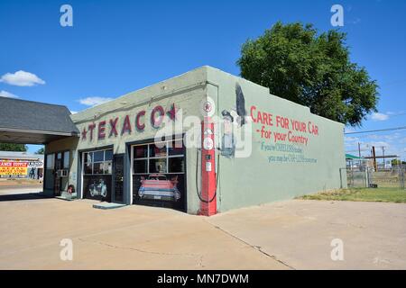 Tucumcari, New Mexico - Luglio 21, 2017: Texaco gas station in Tucumcari, il logo Texaco sulla Route 66. Foto Stock