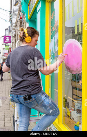 Femmina scrittore segno dipinto una vetrina, Cahersiveen, nella contea di Kerry Irlanda Foto Stock