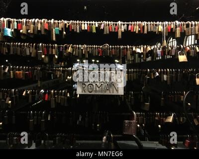 Amore blocca macelleria Bridge a Lubiana durante la notte Foto Stock