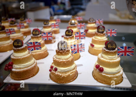 Heidi panificio a Windsor, Berkshire hanno reso le versioni in miniatura della torta di nozze davanti al Royal Wedding questo fine settimana. Foto Stock