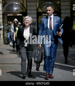 Clara Ponsati e il suo avvocato Aamer Anwar lasciare Edimburgo Sheriff dopo la sua audizione preliminare. Ms Ponsati, ex catalano il ministro dell'istruzione, è la lotta di estradizione verso la Spagna. Foto Stock