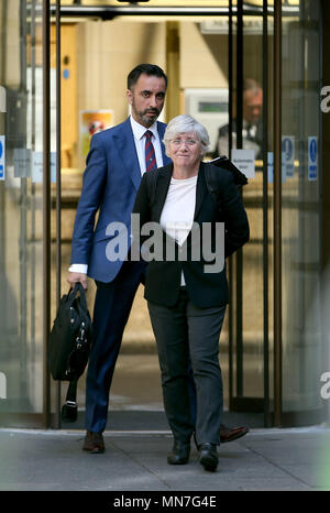 Clara Ponsati e il suo avvocato Aamer Anwar lasciare Edimburgo Sheriff dopo la sua audizione preliminare. Ms Ponsati, ex catalano il ministro dell'istruzione, è la lotta di estradizione verso la Spagna. Foto Stock