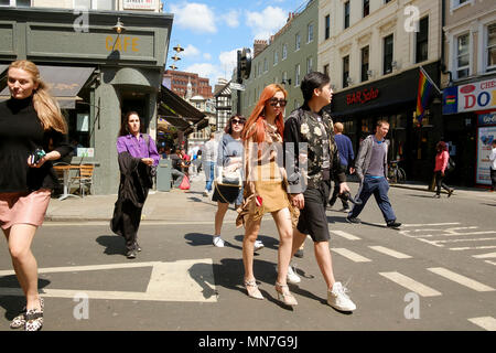 Diverse mode e persone in scene di strada su Old Compton Street, Soho, Londra Foto Stock