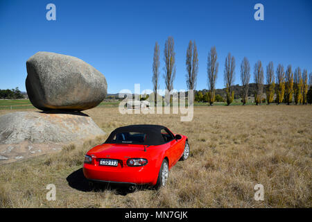 2006 NC Mazda MX-5 o miata a Stonehenge vicino a Glen innes nel paese celtico, Nuovo Galles del Sud, Australia Foto Stock