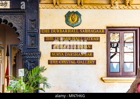 Nome dei palazzi scritto su un muro di City Palace, Udaipur, Rajasthan, India. Foto Stock