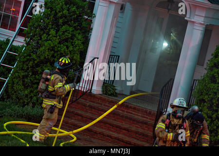 Loudon, Virginia, Stati Uniti d'America. 14 maggio 2018: Leesburg, Hamilton, Purcellville e Round Hill servizi antincendio e di soccorso sono stati tutti sulla scena di una casa di fuoco al Beacon Hill housing development dopo l'illuminazione ha causato una casa a prendere fuoco. Temporali violenti con heavy rain, danneggiando i venti e grandi grandine hit Loudoun questo pomeriggio causando la vasta diffusione danni e rallentamenti dovuti al traffico. (Foto di Douglas Graham/Loudoun ora) Credito: William Graham/Alamy Live News Foto Stock