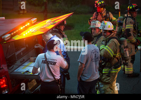 Loudon, Virginia, Stati Uniti d'America. 14 maggio 2018: Leesburg, Hamilton, Purcellville e Round Hill servizi antincendio e di soccorso sono stati tutti sulla scena di una casa di fuoco al Beacon Hill housing development dopo l'illuminazione ha causato una casa a prendere fuoco. Temporali violenti con heavy rain, danneggiando i venti e grandi grandine hit Loudoun questo pomeriggio causando la vasta diffusione danni e rallentamenti dovuti al traffico. (Foto di Douglas Graham/Loudoun ora) Credito: William Graham/Alamy Live News Foto Stock