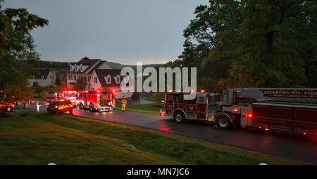 Loudon, Virginia, Stati Uniti d'America. 14 maggio 2018: Leesburg, Hamilton, Purcellville e Round Hill servizi antincendio e di soccorso sono stati tutti sulla scena di una casa di fuoco al Beacon Hill housing development dopo l'illuminazione ha causato una casa a prendere fuoco. Temporali violenti con heavy rain, danneggiando i venti e grandi grandine hit Loudoun questo pomeriggio causando la vasta diffusione danni e rallentamenti dovuti al traffico. (Foto di Douglas Graham/Loudoun ora) Credito: William Graham/Alamy Live News Foto Stock