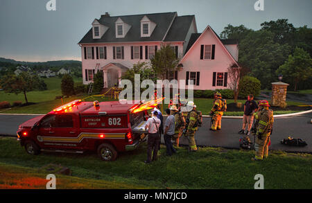 Loudon, Virginia, Stati Uniti d'America. 14 maggio 2018: Leesburg, Hamilton, Purcellville e Round Hill servizi antincendio e di soccorso sono stati tutti sulla scena di una casa di fuoco al Beacon Hill housing development dopo l'illuminazione ha causato una casa a prendere fuoco. Temporali violenti con heavy rain, danneggiando i venti e grandi grandine hit Loudoun questo pomeriggio causando la vasta diffusione danni e rallentamenti dovuti al traffico. (Foto di Douglas Graham/Loudoun ora) Credito: William Graham/Alamy Live News Foto Stock