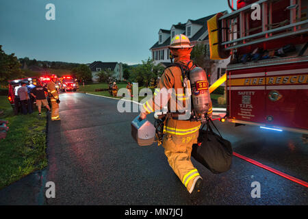 Loudon, Virginia, Stati Uniti d'America. 14 maggio 2018: Leesburg, Hamilton, Purcellville e Round Hill servizi antincendio e di soccorso sono stati tutti sulla scena di una casa di fuoco al Beacon Hill housing development dopo l'illuminazione ha causato una casa a prendere fuoco. Temporali violenti con heavy rain, danneggiando i venti e grandi grandine hit Loudoun questo pomeriggio causando la vasta diffusione danni e rallentamenti dovuti al traffico. (Foto di Douglas Graham/Loudoun ora) Credito: William Graham/Alamy Live News Foto Stock