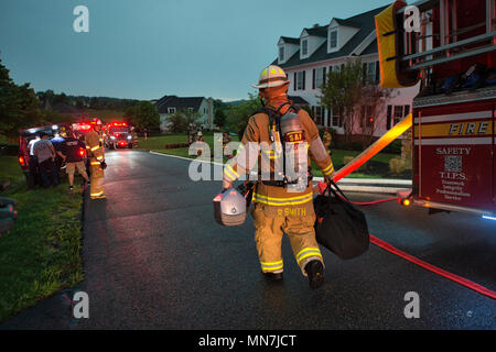 Loudon, Virginia, Stati Uniti d'America. 14 maggio 2018: Leesburg, Hamilton, Purcellville e Round Hill servizi antincendio e di soccorso sono stati tutti sulla scena di una casa di fuoco al Beacon Hill housing development dopo l'illuminazione ha causato una casa a prendere fuoco. Temporali violenti con heavy rain, danneggiando i venti e grandi grandine hit Loudoun questo pomeriggio causando la vasta diffusione danni e rallentamenti dovuti al traffico. (Foto di Douglas Graham/Loudoun ora) Credito: William Graham/Alamy Live News Foto Stock