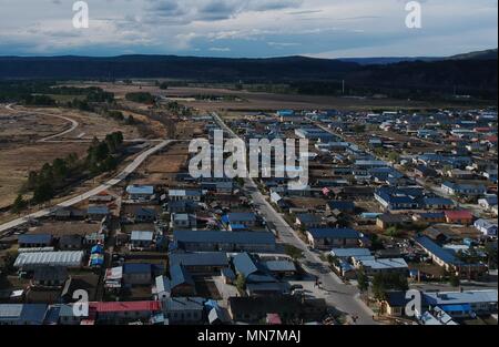 Mohe, Mohe, Cina. 14 Maggio, 2018. Mohe, Cina-14Maggio 2018: la fotografia aerea del villaggio di artico in Mohe, Cina nord-occidentale della provincia di Heilongjiang. Villaggio artico, scritto come Beijicun in cinese, è il luogo più settentrionale della Cina. Durante il periodo del solstizio d'estate, la polar giorni arrivano con 24 ore di luce diurna. Aurora appare in questo villaggio artico troppo. Ogni anno per il solstizio d'estate tempo esso attrae migliaia di turisti provenienti dalla Cina e da altri paesi. Credito: SIPA Asia/ZUMA filo/Alamy Live News Foto Stock