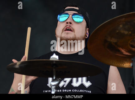 Il Somerset, Wisconsin, Stati Uniti d'America. Il 12 maggio 2018. Il batterista Chris Morley del nastro freddo unito esegue durante l'invasione del nord Festival di musica nel Somerset, Wisconsin. Ricky Bassman/Cal Sport Media/Alamy Live News Foto Stock