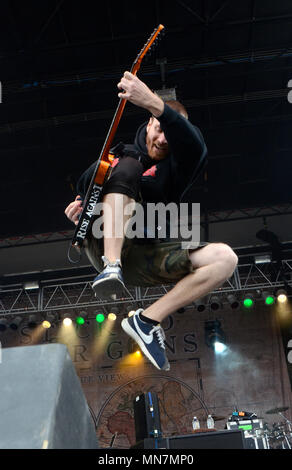 Il Somerset, Wisconsin, Stati Uniti d'America. Il 12 maggio 2018. Il chitarrista Chris Rawson della banda Stick per le pistole esegue durante l'invasione del nord Festival di musica nel Somerset, Wisconsin. Ricky Bassman/Cal Sport Media/Alamy Live News Foto Stock