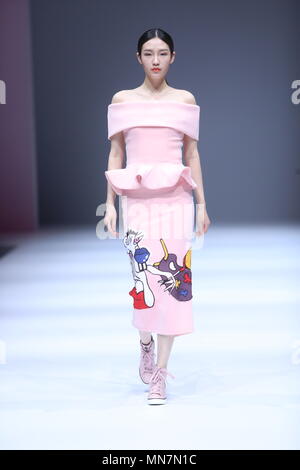 Beijing, Pechino, Cina. 14 Maggio, 2018. Pechino, Cina-14Maggio 2018: un modello presenta una creazione progettata da laureati del Politecnico di Pechino College durante la Cina Graduate Fashion Week di Pechino. Credito: SIPA Asia/ZUMA filo/Alamy Live News Foto Stock