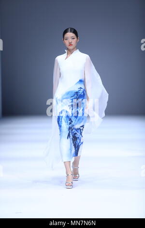 Beijing, Pechino, Cina. 14 Maggio, 2018. Pechino, Cina-14Maggio 2018: un modello presenta una creazione progettata da laureati del Politecnico di Pechino College durante la Cina Graduate Fashion Week di Pechino. Credito: SIPA Asia/ZUMA filo/Alamy Live News Foto Stock