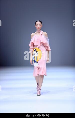 Beijing, Pechino, Cina. 14 Maggio, 2018. Pechino, Cina-14Maggio 2018: un modello presenta una creazione progettata da laureati del Politecnico di Pechino College durante la Cina Graduate Fashion Week di Pechino. Credito: SIPA Asia/ZUMA filo/Alamy Live News Foto Stock