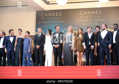 Cannes, Francia. 13 Maggio, 2018. CANNES, Francia - 13 Maggio: Mélanie Doutey, Noee abita, Guillaume Canet, Leila Bekhti, direttore Gilles Lellouche, Benoît Poelvoorde, Virginie Efira, Marina Fois, Mathieu Amalric, Felix Moati, Alban Ivanov e Thamilchelvan Balasingham frequentare lo screening di 'Sinchiostro o nuotare (Le Grand Bain)' durante la settantunesima annuale di Cannes Film Festival presso il Palais des Festivals il 13 maggio 2018 a Cannes, Francia. Credito: Federico Injimbert/ZUMA filo/Alamy Live News Foto Stock