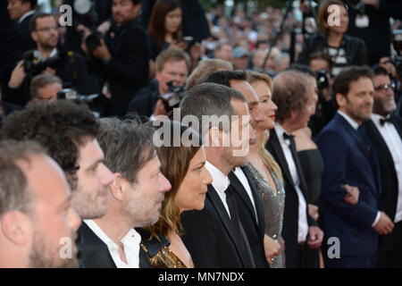 Cannes, Francia. 13 Maggio, 2018. CANNES, Francia - 13 Maggio: Mélanie Doutey, Noee abita, Guillaume Canet, Leila Bekhti, direttore Gilles Lellouche, Benoît Poelvoorde, Virginie Efira, Marina Fois, Mathieu Amalric, Felix Moati, Alban Ivanov e Thamilchelvan Balasingham frequentare lo screening di 'Sinchiostro o nuotare (Le Grand Bain)' durante la settantunesima annuale di Cannes Film Festival presso il Palais des Festivals il 13 maggio 2018 a Cannes, Francia. Credito: Federico Injimbert/ZUMA filo/Alamy Live News Foto Stock