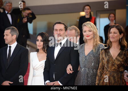 Cannes, Francia. 13 Maggio, 2018. CANNES, Francia - 13 Maggio: Mélanie Doutey, Noee abita, Guillaume Canet, Leila Bekhti, direttore Gilles Lellouche, Benoît Poelvoorde, Virginie Efira, Marina Fois, Mathieu Amalric, Felix Moati, Alban Ivanov e Thamilchelvan Balasingham frequentare lo screening di 'Sinchiostro o nuotare (Le Grand Bain)' durante la settantunesima annuale di Cannes Film Festival presso il Palais des Festivals il 13 maggio 2018 a Cannes, Francia. Credito: Federico Injimbert/ZUMA filo/Alamy Live News Foto Stock