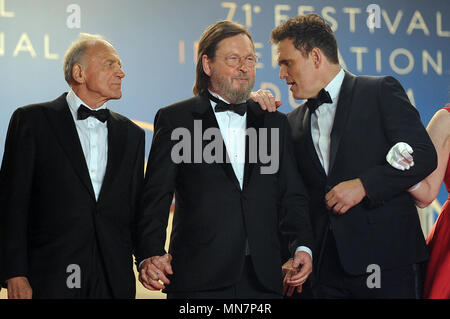 14.05.2018, Francia, Cannes: Attore Bruno Ganz (l-r), regista Lars von Trier, attore Matt Dillon frequentare lo screening di 'la casa che Jack costruita' durante la settantunesima annuale di Cannes Film Festival presso il Palais des Festivals. Foto: Stefanie Rex/dpa-Zentralbild/dpa | Verwendung weltweit Foto Stock