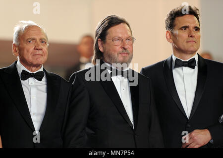 14.05.2018, Francia, Cannes: Attore Bruno Ganz (l-r), regista Lars von Trier, attore Matt Dillon frequentare lo screening di 'la casa che Jack costruita' durante la settantunesima annuale di Cannes Film Festival presso il Palais des Festivals. Foto: Stefanie Rex/dpa-Zentralbild/dpa | Verwendung weltweit Foto Stock