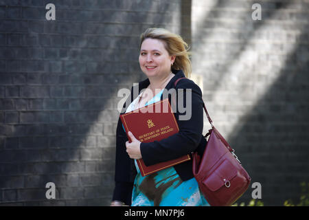 Londra, Regno Unito. Il 15 Maggio 2018.Il Segretario di Stato per l'Irlanda del Nord La Rt Hon Karen Bradley MP arriva settimanale per la riunione di gabinetto al 10 di Downing Street a Londra Credito: Keith Larby/Alamy Live News Foto Stock