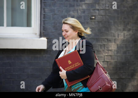 Londra, Regno Unito. Il 15 Maggio 2018.Il Segretario di Stato per l'Irlanda del Nord La Rt Hon Karen Bradley MP arriva settimanale per la riunione di gabinetto al 10 di Downing Street a Londra Credito: Keith Larby/Alamy Live News Foto Stock