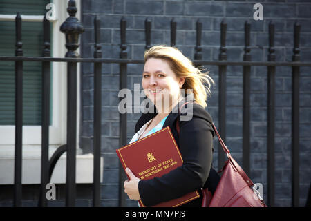 Londra, Regno Unito. Il 15 Maggio 2018.Il Segretario di Stato per l'Irlanda del Nord La Rt Hon Karen Bradley MP arriva settimanale per la riunione di gabinetto al 10 di Downing Street a Londra Credito: Keith Larby/Alamy Live News Foto Stock