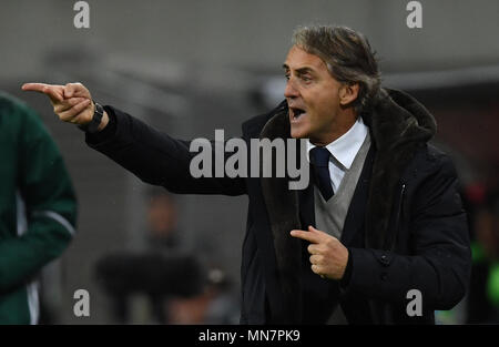 Archiviato - 08 marzo 2018, Germania, Lipsia: calcio, Europa League, RB Leipzig - Zenit San Pietroburgo, Red Bull Arena. San Pietroburgo il capo allenatore Roberto Mancini reagisce in disparte. Foto: Hendrik Schmidt/dpa-Zentralbild/dpa Foto Stock