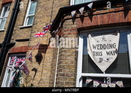 Windsor, Regno Unito. 15 Maggio, 2018. Un segno nella finestra di una casa di indirizzare i visitatori per la processione del percorso di sabato le nozze tra il principe Harry e Meghan Markle. Credito: Mark Kerrison/Alamy Live News Foto Stock