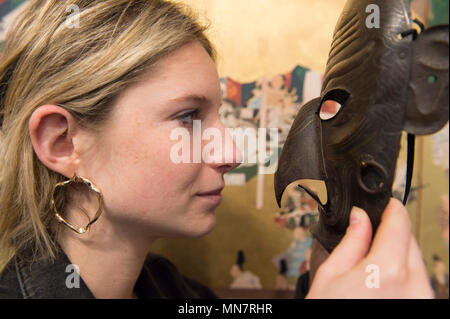 Bonhams, New Bond Street, Londra, Regno Unito. 15 Maggio, 2018. Un membro del personale di Bonhams detiene un ferro da stiro Somen Tengu (maschera), fine del XIX secolo a Bonhams raffinato Ristorante Cinese e Giapponese di fine vendita arte anteprima. Credito: Malcolm Park/Alamy Live News. Foto Stock