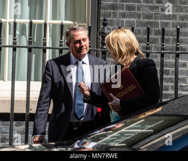 Londra 15 maggio 2018 Liam Fox, commercio internazionale Segretario parlando con Karen Bradley, NI Segretario, in seguito alla riunione di gabinetto di Downing Street, Credito Ian Davidson/Alamy Live News Foto Stock