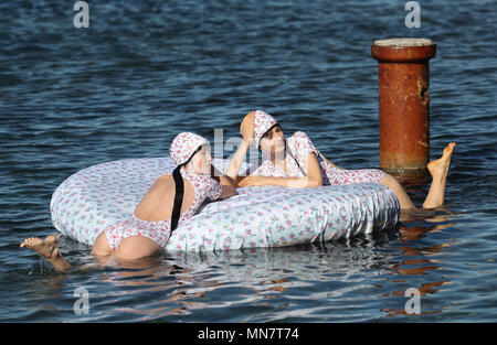 Sydney, Australia. 15 Maggio, 2018. I modelli presenti creazioni di Emilia Wickstead durante la Mercedes-Benz Fashion Week Australia su Coogee Beach di Sydney, Australia, il 15 maggio 2018. Credito: Bai Xuefei/Xinhua/Alamy Live News Foto Stock