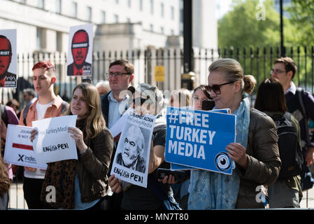 I manifestanti contrapposte 10 Downing St protestando contro la Turchia Presidente Erdogan e la sua visita nel Regno Unito, il 15 maggio 2018 Foto Stock