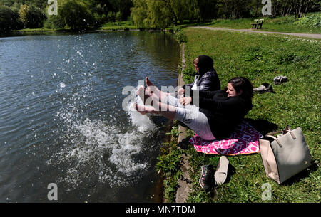 Bolton, Lancashire, Regno Unito. 15 Maggio, 2018. Bella calda luce del sole batte su Bolton come ultimo incantesimo di bel tempo colpisce il nord-ovest dell'Inghilterra. Le temperature sono impostati a cadere domani ma salire di nuovo davanti al Royal Wedding weekend. Una giovane coppia rinfrescarsi nelle acque a Mosè Gate Country Park. Foto di Paolo Heyes, Martedì 15 Maggio, 2018. Credito: Paolo Heyes/Alamy Live News Foto Stock