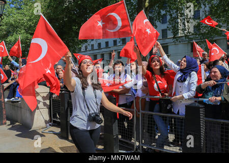 Londra REGNO UNITO. 15 maggio 2018 Giubilanti Erdogan onda tifosi turchi bandiere nazionali come loro stadio contatore di una protesta per il Kurdistan solidarietà manifestanti al di fuori di Downing Street attesa per l arrivo del Presidente della Turchia Recep Tayyip Erdoğan chi è su una tre giorni di visita per il Regno Unito e si prepara a incontrare il Primo Ministro inglese Theresa Maggio Credito: amer ghazzal/Alamy Live News Foto Stock