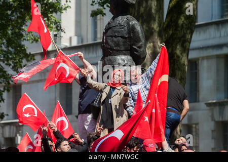 Londra REGNO UNITO. Il 15 maggio 2018. Giubilanti Erdogan onda tifosi turchi bandiere nazionali come loro stadio contatore di una protesta per il Kurdistan solidarietà manifestanti al di fuori di Downing Street attesa per l arrivo del Presidente della Turchia Recep Tayyip Erdoğan chi è su una tre giorni di visita per il Regno Unito e si prepara a incontrare il Primo Ministro inglese Theresa Maggio Credito: amer ghazzal/Alamy Live News Foto Stock