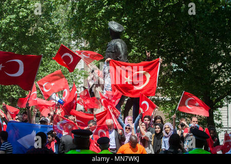 Londra REGNO UNITO. 15 maggio 2018 Giubilanti Erdogan onda tifosi turchi bandiere nazionali come loro stadio contatore di una protesta per il Kurdistan solidarietà manifestanti al di fuori di Downing Street attesa per l arrivo del Presidente della Turchia Recep Tayyip Erdoğan chi è su una tre giorni di visita per il Regno Unito e si prepara a incontrare il Primo Ministro inglese Theresa Maggio Credito: amer ghazzal/Alamy Live News Foto Stock