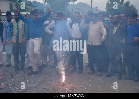 15 maggio 2018 - Srinagar, Jammu e Kashmir India - BJP lavoratori visto guardando il firecrakers come si celebra il partito votare portano a Srinagar il martedì. Il Bharatiya Janata Party (BJP), Kashmir, unità di oggi scoppiare petardi e dolciumi distribuiti al di fuori del suo partito ufficio qui a celebrare la derivazione elettorale in voti in Karnataka elezioni. Credito: Abbas Idrees SOPA/images/ZUMA filo/Alamy Live News Foto Stock