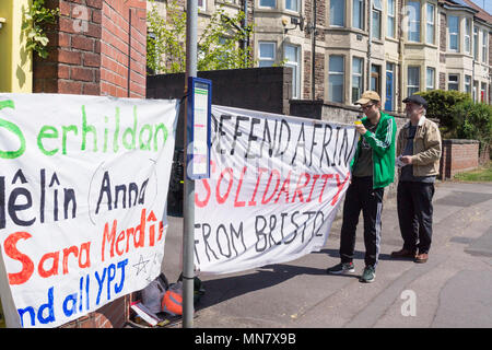 Filton, Bristol, Regno Unito . 15 Maggio, 2018. Banner ritratti di donne uccisi combattendo in Siria è stato appeso dal tetto della società Airbus in Filton proteste coincidono con i tacchini presidente Erdogans visita..I contestatori dicono che sono amici di Anna Campbell, da Bristol, morto in Siria. I dimostranti credono Airbus è la vendita di armi all' esercito turco e che le donne sul banner sono stati uccisi dalle forze turche. BAe ha rilasciato una dichiarazione che il loro lavoro con la Turchia è conforme con la difesa controlli all'esportazione. Credito: Signor Standfast/Alamy Live News Foto Stock