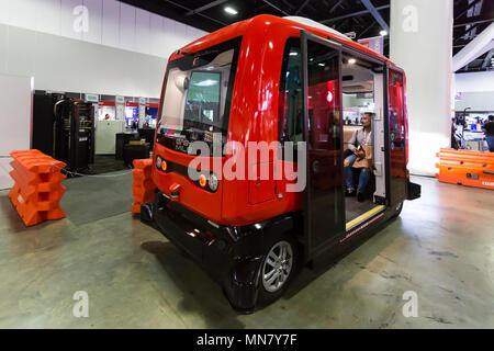 Sydney, Australia. 15 Maggio, 2018. Sydney, Australia. 15 Maggio, 2018. CeBIT Australia riunisce la tecnologia più cool e di tutto il mondo più innovatori, presso il Centro Internazionale dei Congressi , Darling Harbour, Sydney, Australia.EZ10 driverless navetta che è già stato distribuito in 20 paesi attraverso Asia-Pacific, Medio Oriente, America del Nord e in Europa. Credito: Paolo Lovelace/Alamy Live News Credito: Paolo Lovelace/Alamy Live News Foto Stock