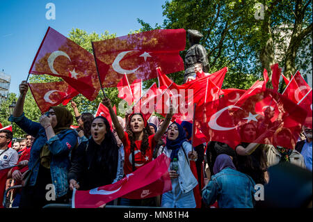 Londra, Regno Unito. 15 Maggio, 2018. Erdogan sostenitori del visto sventolare la bandiera turca.Presidente turco visita Teresa può oggi a Downing Street. Protester e sostenitori di Erdogan sia preso in strada per protestare e sostenere la visita come la polizia cerca di mantenerli oltre a evitare scontri. Credito: Brais G. Rouco/SOPA Immagini/ZUMA filo/Alamy Live News Foto Stock